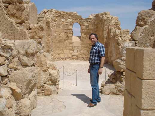 Лимарев В.Н у византийской церкви в Масада. Израиль. (фото Лимарева Елена.) 