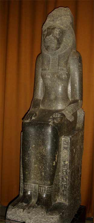 Египетская богиня Сохмет (Мут-Сохмет) в левой руке держит симывол Анх. Эгипет 15 век до н.э. Эрмитаж. Фото Лимарева В.Н.  