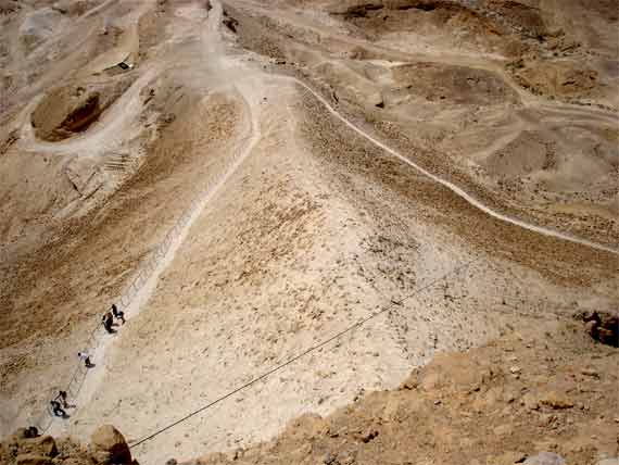  Насыпной вал, построенный осаждавшим  крепость Масада римлянами.Вид с плато Масада. Израиль. Фото Лимарева В.Н.