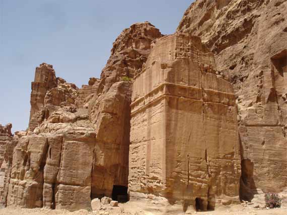 Куб джина- оригинальное религиозное сооружение набатейцев 
 (Иордания.  Фото Лимарева В.Н.) 