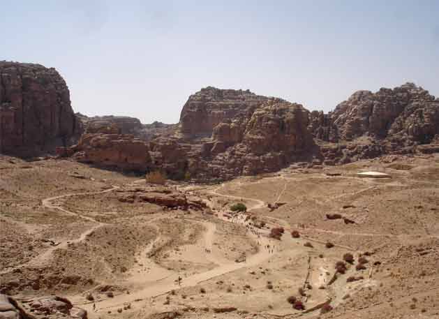 Здесь был город Петра, в окружающих горах храмы и некрополи.
 (Иордания.  Фото Лимарева В.Н.) 