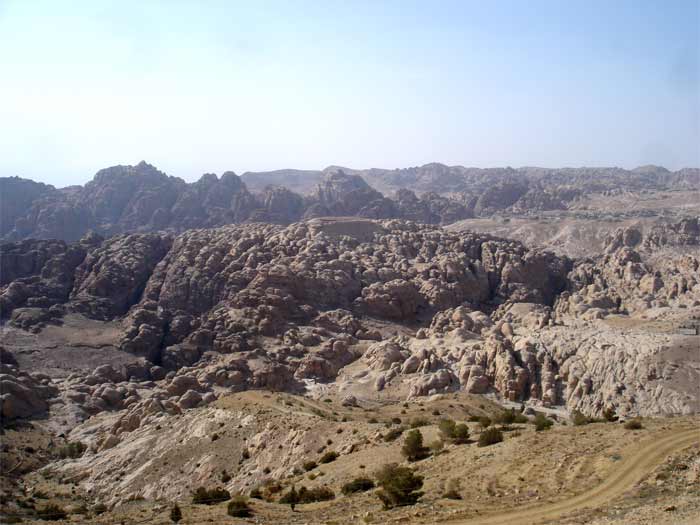 Среди этих гор прячется древний город Петра. Наивысшая точка массива - гробница Арона. (Иордания.  Фото Лимарева В.Н.) 