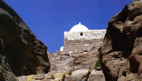 Гробница Аарона на вершине горы в Петре.

 (Иордания) 