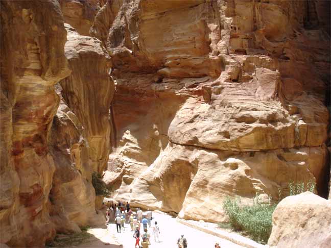 Расщелина в горе – путь туристов в древний
город Петра.
 (Иордания.  Фото Лимарева В.Н.) 