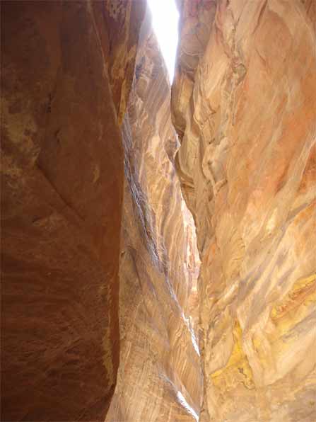 Дорога к развалинам Петры проходит в
расщелине горы. 
 (Иордания.  Фото Лимарева В.Н.) 